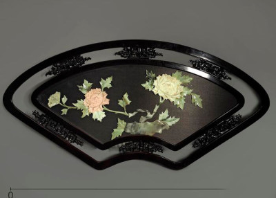 Панно из дерева с кальцитом, агальматолитом и серпентинитом «Хризантемы»